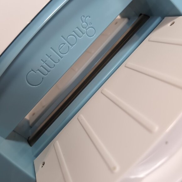 Cricut Cuttlebug Die Cutting Embosing Machine Folding White Blue Crank Manual - Picture 10 of 14